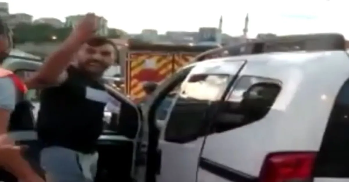 İstanbul'da trafikte kadına saldırdı! Otomobilin üzerine çıkıp...