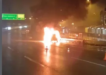 15 Temmuz Şehitler Köprüsü'nde panik anları! Otomobil cayır cayır yandı