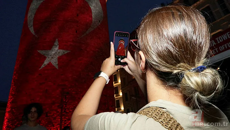 15 Temmuz kahramanları yad ediliyor! Haydarpaşa Gar Binası ve Galata Kulesi'nde mapping gösterileri... 11