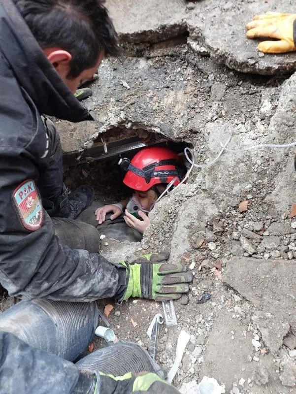 KAHRAMANMARAŞ'TA 7,4'LÜK DEPREM! Deprem bölgesinde kurtarma çalışmaları devam ediyor | İğne deliğinden çıkarıldılar