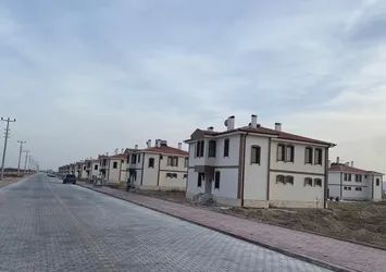 Konya’da şapka çıkartılacak fedakarlık! Yeni konutları depremzedelere verip eski konutlarında kaldılar