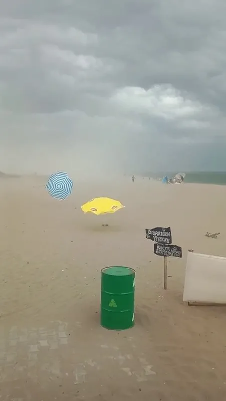 Sakarya’nın Karasu sahilini fırtına vurdu