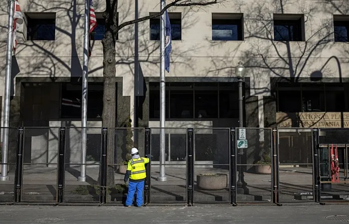 trumpin-baskanlik-torenine-dogru-fbi-uyardi-sayili-gunler-kala-yogun-guvenlik-onlemleri-alindi-1736931049654.jpg Reuters