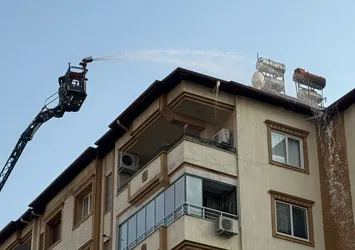 Gaziantep’te 6 katlı bina çatısında yangın paniği