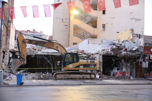 1636523459832.jpg Arama kurtarma çalışmaları 9 saatte tamamlandı! Malatya'da çöken binanın enkazını kaldırma çalışmaları sürüyor - 1