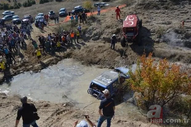 Yarışta göle uçan cip pilotu boğulmaktan son anda kurtarıldı 9