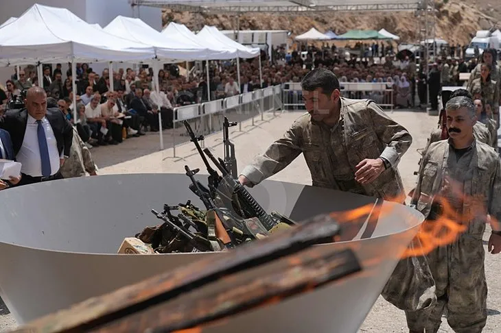 PKK’lı teröristler silahları yaktı! Yarım asırlık terör belasının sona erdiği anlar