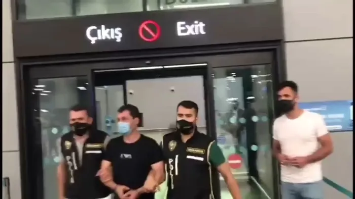 Son dakika: Kuzey Makedonya'da yakalanan Sarallar suç örgütünün lideri Zafer Saral Türkiye'ye getirildi - 2