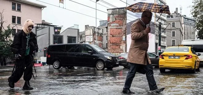 Sıcaklıklara kısa bir ara! İstanbul'da beklenen sağanak yağış başladı! Meteoroloji'den üst üste uyarılar