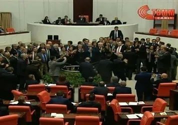 CHP'liler bu kez de kürsüyü işgal etti