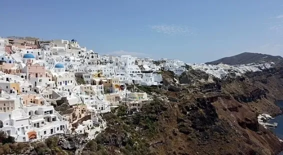 komsuda-yanardag-endisesi-ege-denizi-besik-gibi-sallanirken-ingiltereden-uyari-geldi-kolumbo-yanardagi-patlaya-1738565370828.jpg Santorini (Reuters)