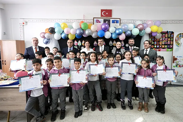 Bakan Yusuf Tekin CHP’nin ’Karnelerden Atatürk fotoğrafı kaldırıldı’ iddialası yalanladı