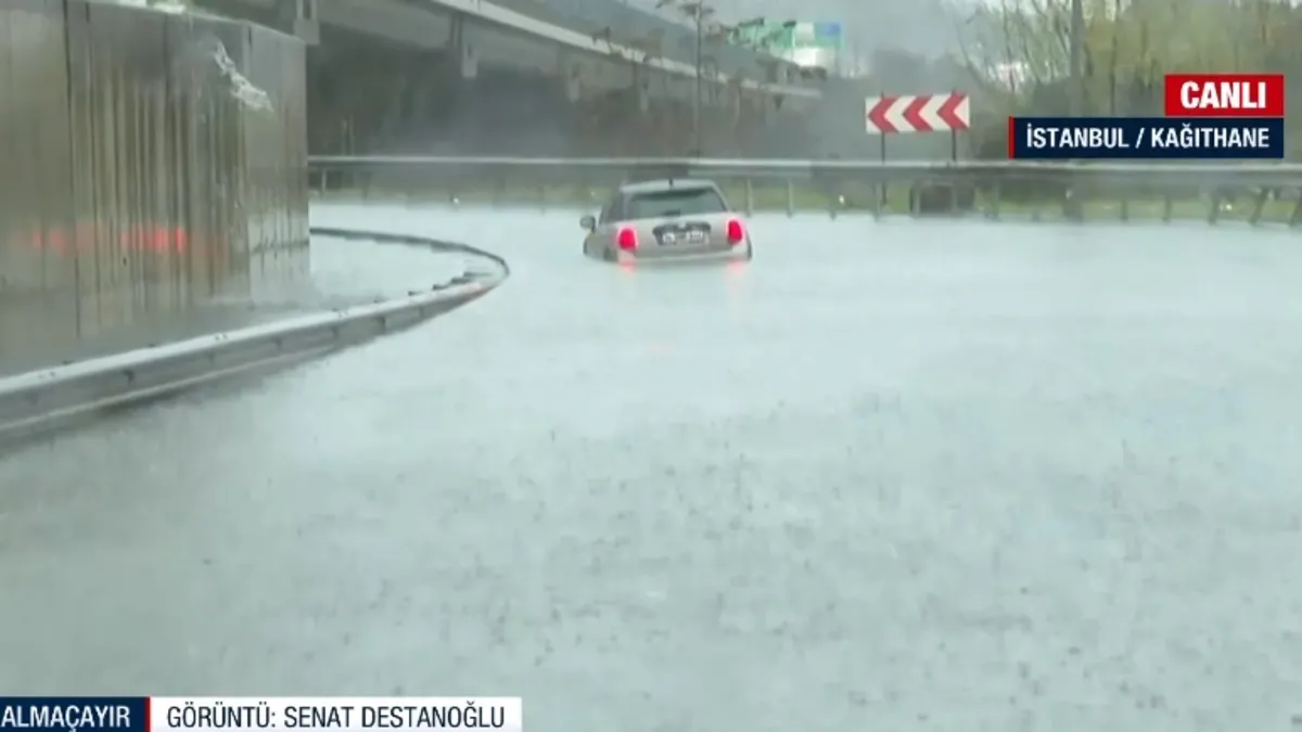 İstanbul’da bir araç suya gömüldü! A Haber bölgede