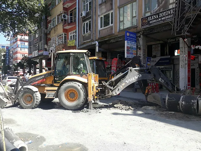 İstanbul’da işçinin üzerine iş makinesinin kepçesi düştü - 4