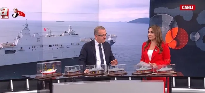 mavi-vatanin-yuzen-kaleleri-a-haberde-uzman-isim-maketler-uzerinden-ozelliklerini-anlatt-1756592420246.jpg Askeri Stratejist Dr. Eray Güçlüer (A Haber - Ekran Görüntüsü)