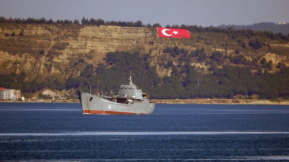 Rus savaş gemileri Akdeniz’e iniyor! Peş peşe Çanakkale Boğazı’ndan geçtiler
