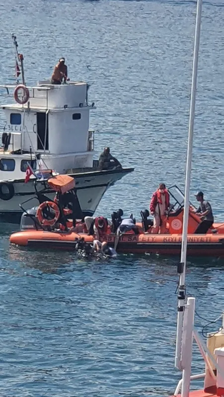 İstanbul Boğazı'nda gemi ile tekne çarpıştı: 2 kişi hayatını kaybetti - 3