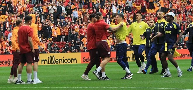 Galatasaray - Fenerbahçe derbisi öncesi saha karıştı! Futbolcular birbirine girdi