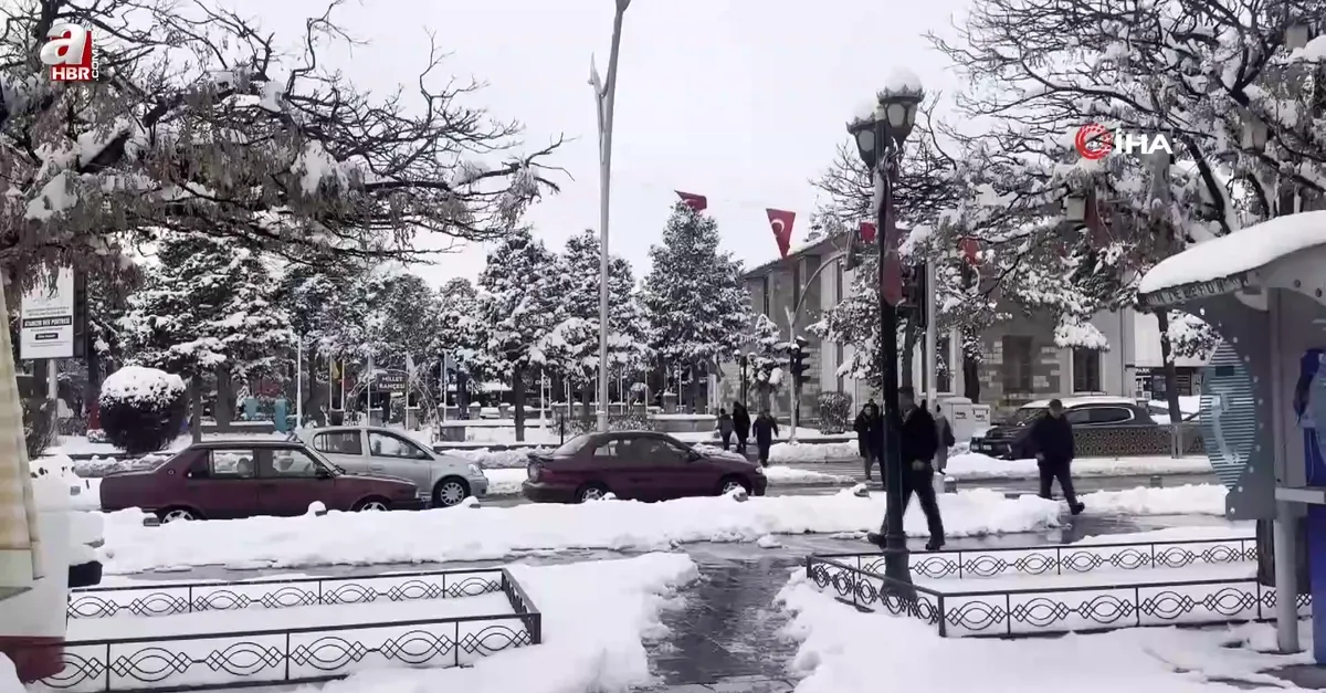 Erzincan güne karla uyandı