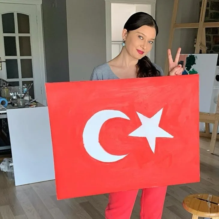 Nurgül Yeşilçay 19 Mayıs için bayrağını kendisi yaptı!