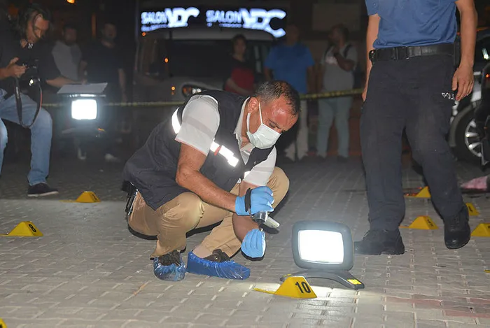 Son dakika: Adana'da korku dolu anlar! Evinin önünde pusuya düşürüp tabancayla başından vurdular - 2