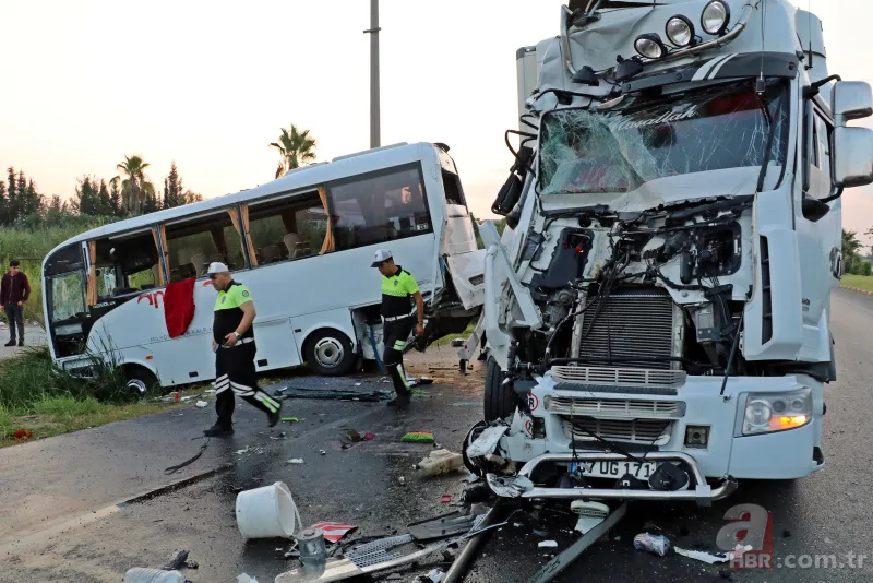 Antalya'da Rus turistleri taşıyan midibüse TIR çarptı: Çok sayıda yaralı 4