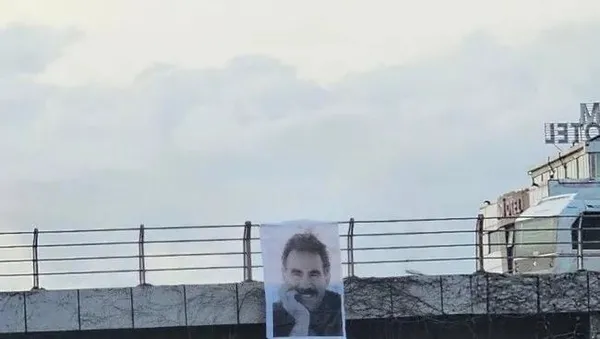 dem-partiden-buyuk-alcaklik-adanada-teroristbasi-ocalanin-posterini-astilar-1707452138447.jpeg Adana'da teröristbaşı Öcalan'ın posterini astılar! DEM Parti Adana Gençlik Meclisi üyelerinden alçaklık - 1