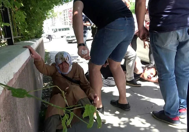 1596449780380.jpg Erzurum'da annesini döven gence meydan dayağı - 2