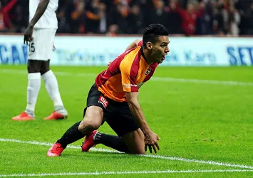 Radamel Falcao kulübe arkasını döndü!