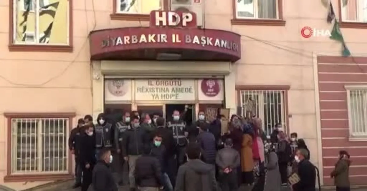 Diyarbakır'da HDP'lilerden çirkin saldırı! Ailelerin yüzüne tükürdüler...