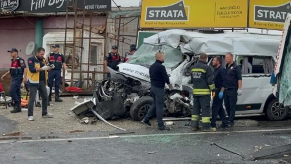 Tekirdağ'da can pazarı! Kamyon ve işçi servisi kafa kafaya çarpıştı: 3 ölü ve yaralılar var