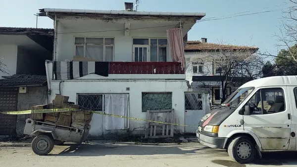 corumda-yasak-ask-cinayeti-genc-kiz-annesini-once-bicakladi-sonra-kabloyla-bogarak-oldurdu-1641388008101.jpg Çorum'da yasak aşk cinayeti: Genç kız annesini önce bıçakladı sonra kabloyla boğarak öldürdü - 1