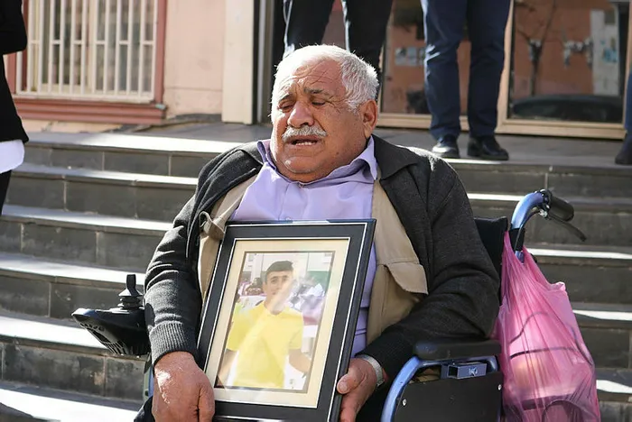 Evlat nöbetinde 14. kavuşma! PKK’dan kurtulan Ramazan Ertaş ailesi ile kucaklaştı