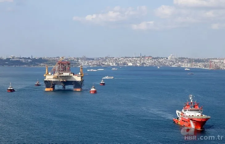 Scarabeo 9 isimli petrol arama gemisi İstanbul Boğazı’ndan geçti