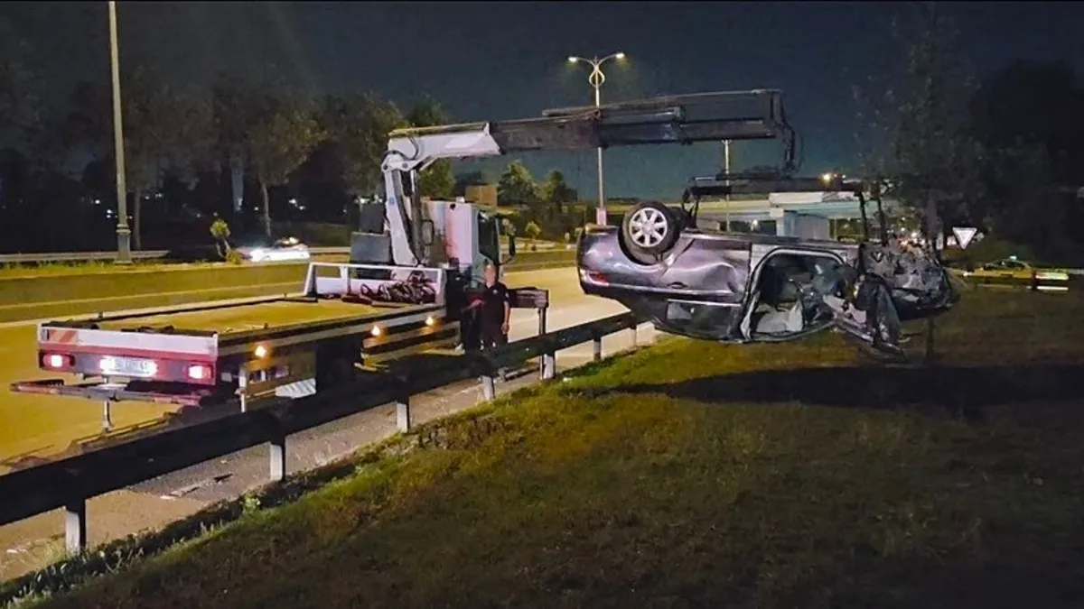 Kontrolden çıkan araç bariyerlere çarpıp takla attı: Ölü ve yaralılar var