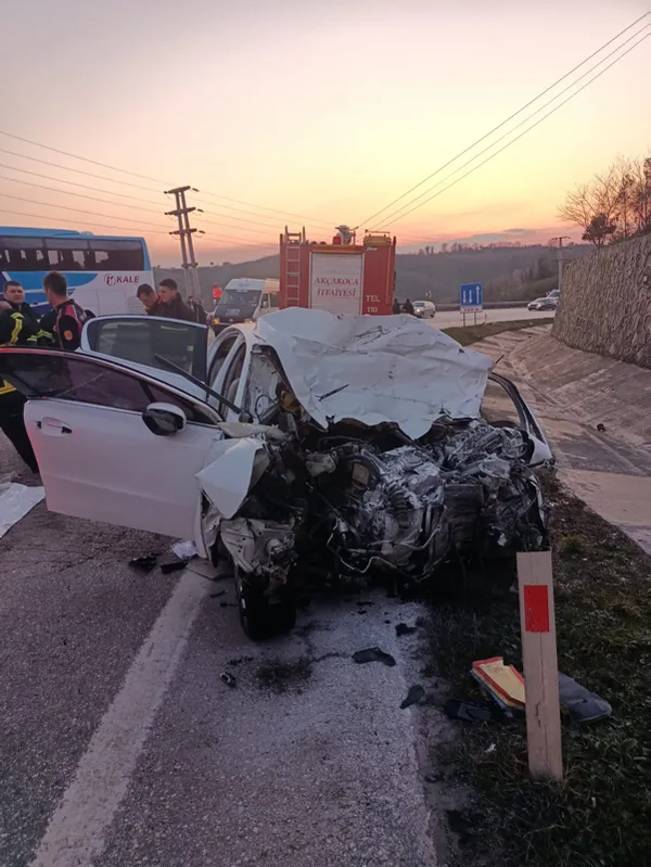 1616875423277.jpg Düzce'de feci kaza! 3 kişi öldü 11 kişi yaralandı - 6