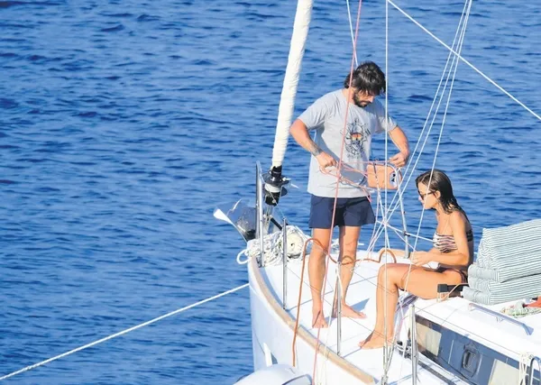 ahmet-kural-ve-sevgilisi-gizem-celikten-bodrum-cikarmasi-1627364999738.jpeg Ahmet Kural ve sevgilisi Gizem Çelik'ten Bodrum çıkarması - 1