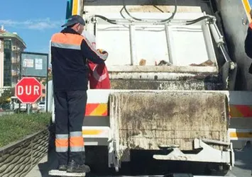 Çöpte buldu, öpüp cebine koydu