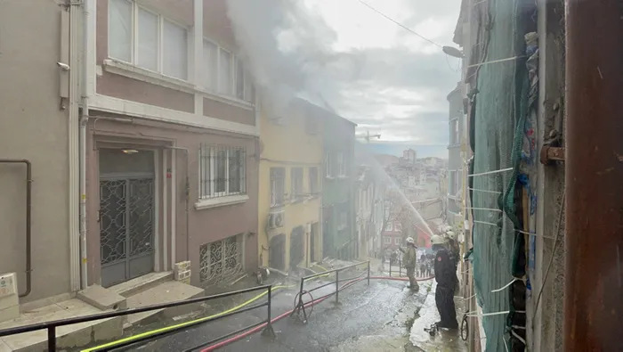 Son dakika: Beyoğlu'nda korku dolu anlar! Yangında mahsur kalanları itfaiye kurtardı - 3