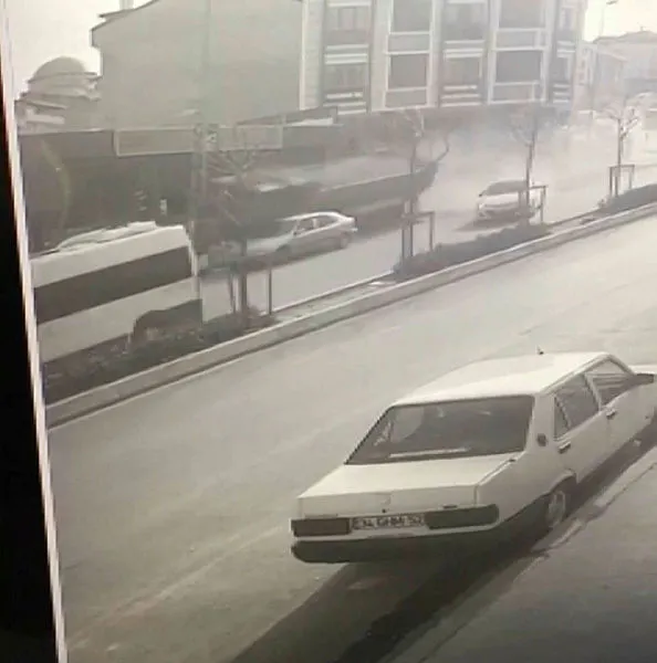 İstanbul'da hafriyat kamyonu 4 araca ve elektrik direğine çarptı! Büyük panik yaşandı - 3