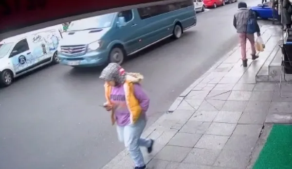 1647585281985.jpg Cep telefonu canından ediyordu! Kaza anı kamerada - 1