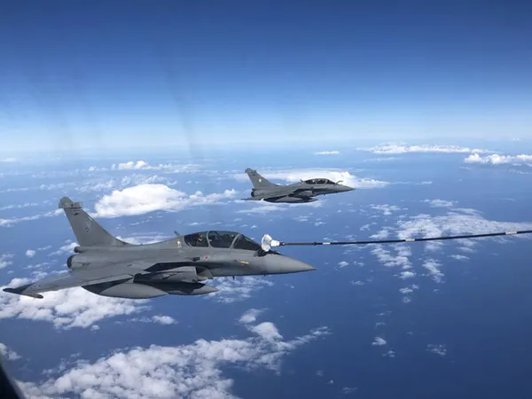 Fransa ve Yunanistan savaş jetlerini birlikte uçurdu