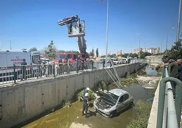 Kayseri'de otomobil su kanalına düştü!