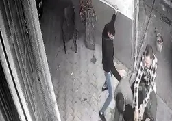 Kayseri'de husumet kanlı bitti: Tamirhaneyi basıp demir borularla saldırdılar, tüfeği üzerlerinde kırdılar!