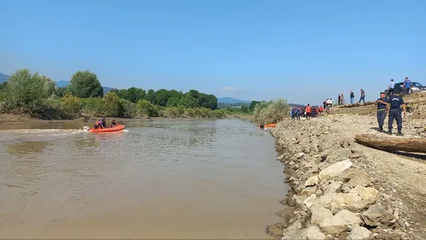 duzceden-aci-haber-selde-kaybolan-kepce-operatorunun-cansiz-bedeni-bulundu-1657091486111.jpg Düzce'den acı haber! Selde kaybolan kepçe operatörünün cansız bedeni bulundu - 4