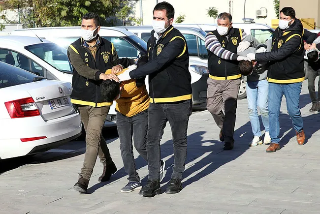 Adana'da eve giren hırsızlar polisle çatıştı! Dehşet anları kamerada... - 2