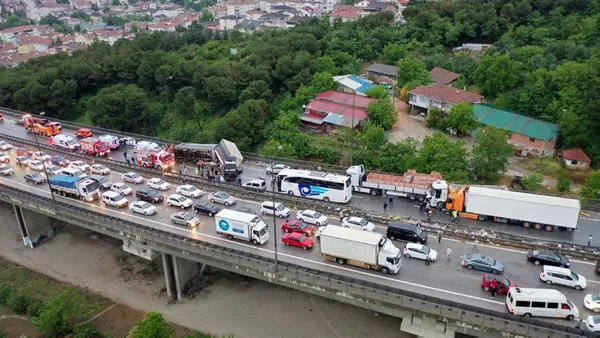 son-dakika-temde-zincirleme-kaza-istanbul-istikameti-trafige-kapandi-1622437206541.jpg Son dakika: TEM'de zincirleme kaza! İstanbul istikameti trafiğe kapandı - 6