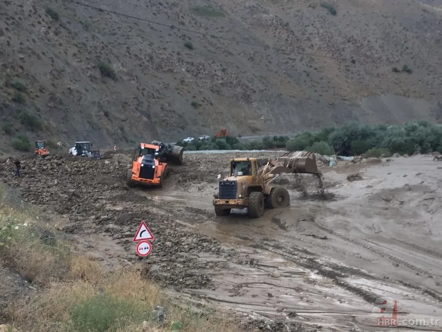SON DAKİKA: Hakkari-Van kara yolu 3 noktada meydana gelen heyelan nedeniyle kapandı 10