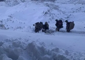 Mehmetçik zorlu kış şartlarına rağmen PKK'ya göz açtırmadı! YILDIRIM-17 BESTA'dan dikkat çeken görüntüler