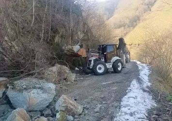 Ordu'da eriyen karlar heyelanlara yol açtı